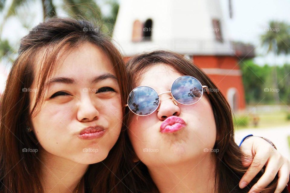 Kissy face lips ladies at sheep farm