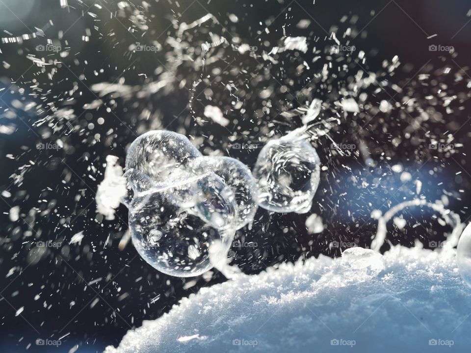 Bursting freezing soap bubbles