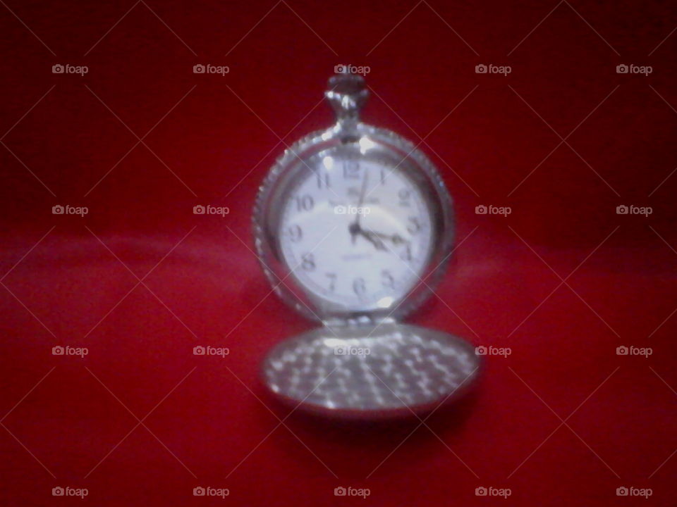 Jam Saku
Bismillaah, Jam saku dengan latar belakang warna merah