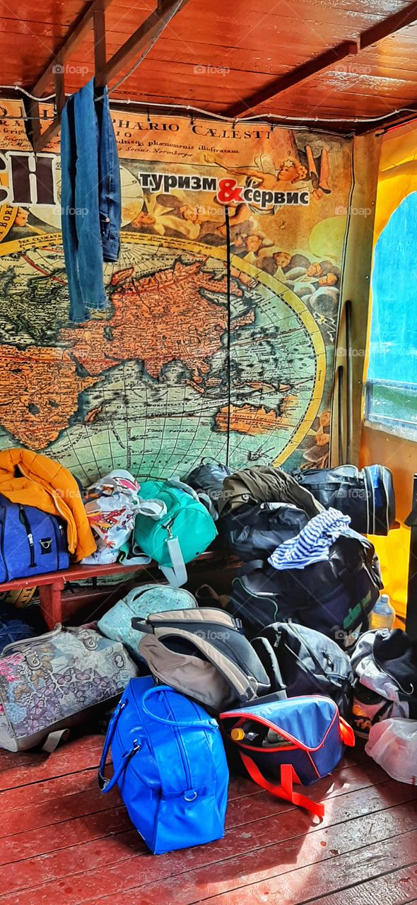 вещи на плоту в походе