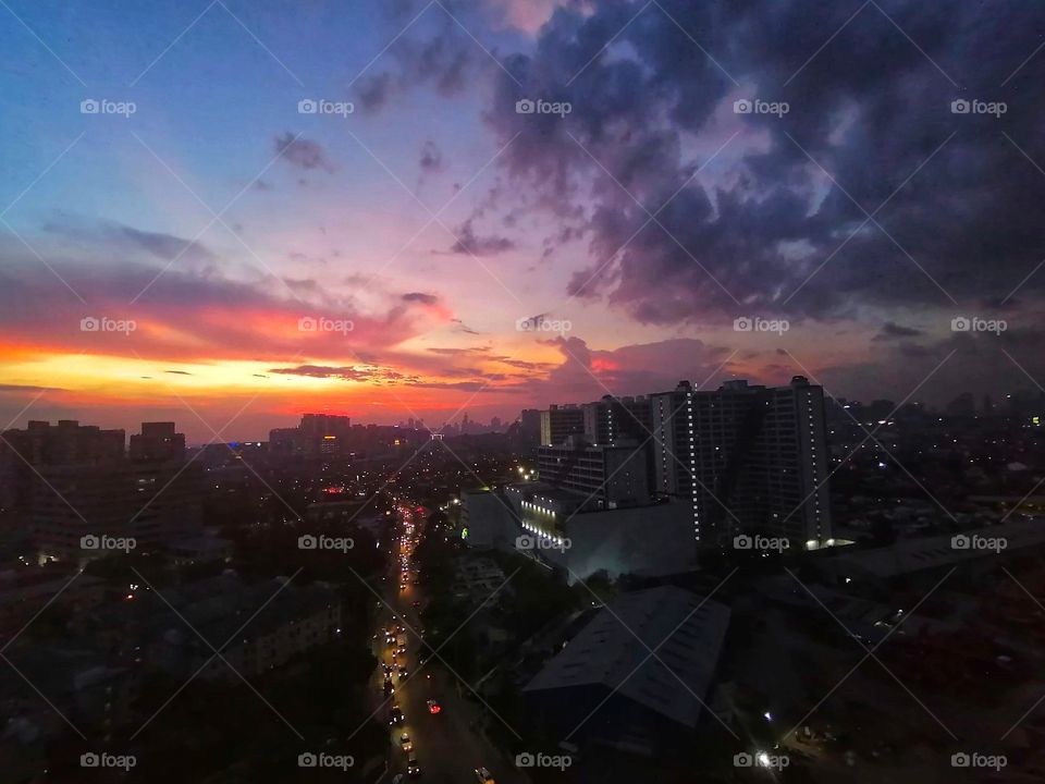 Up above I can see the sea of sky.