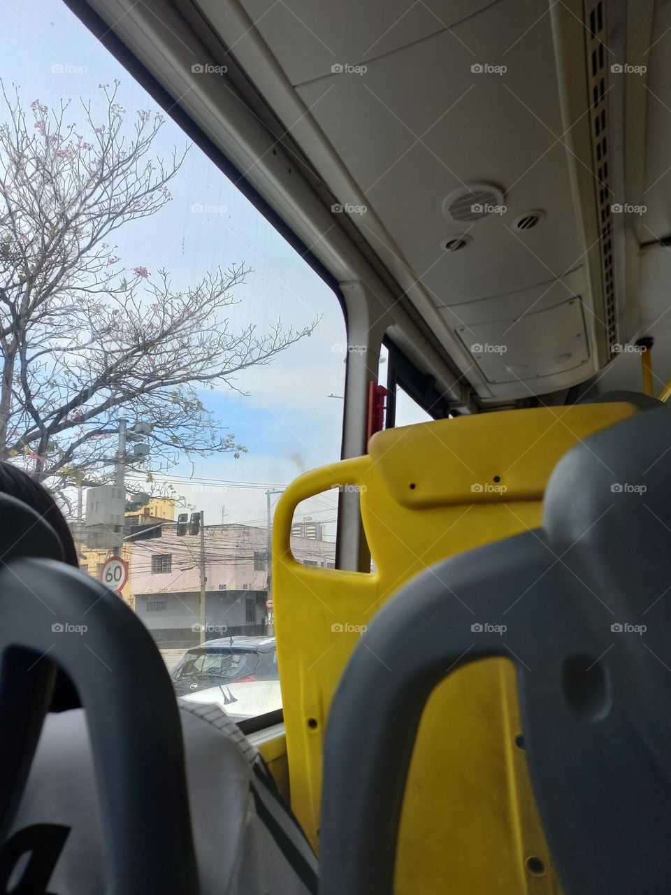 Contemplando a paisagem pela janela . A paisagem é um retrato momentâneo do espaço. Ela pode conter formas e elementos construídos no passado e presente, indicando a passagem do tempo naquele local