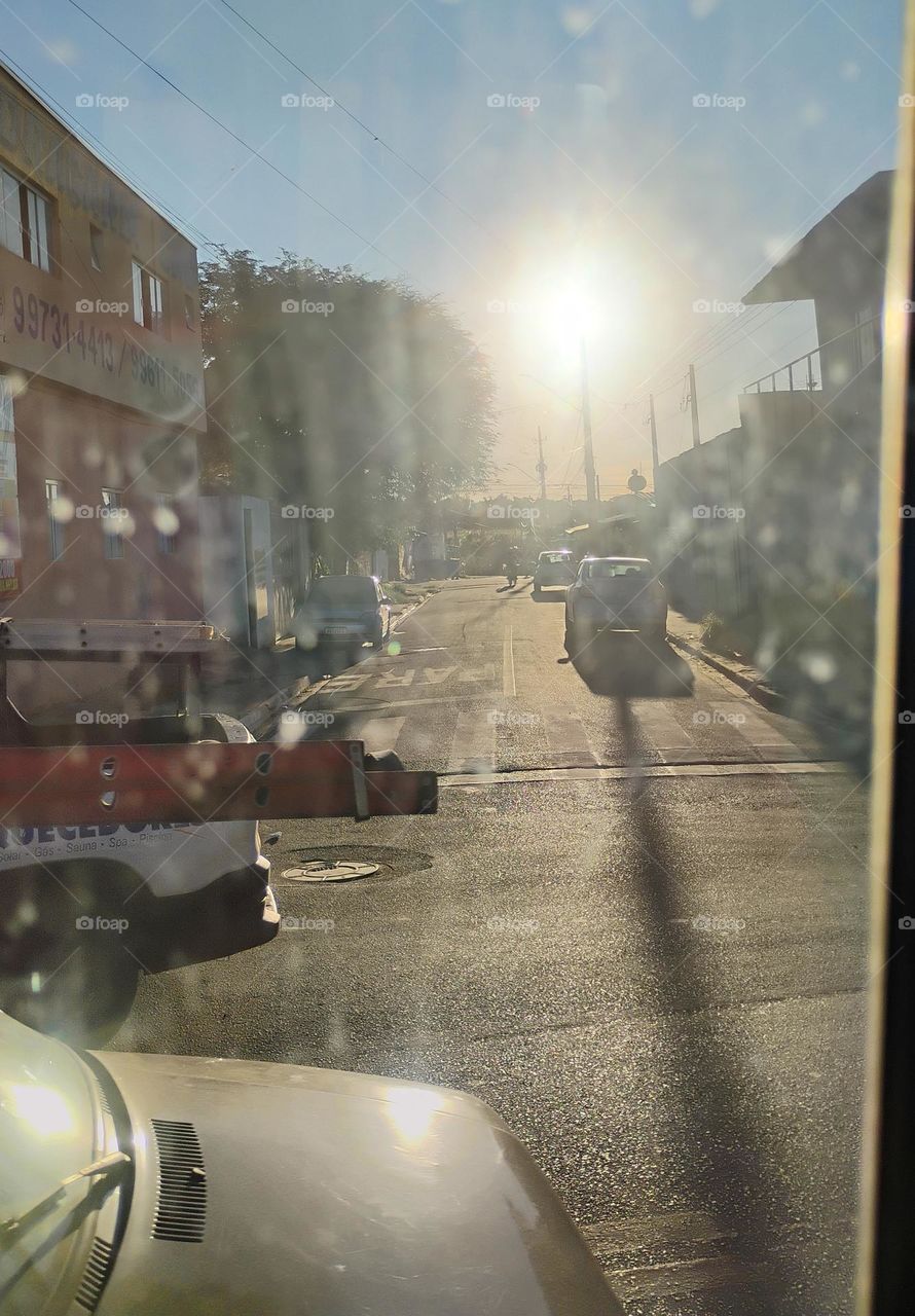 Dia chuvoso.  A chuva frequente na Primavera é resultado do aumento da temperatura e da umidade, combinados com a baixa pressão atmosférica