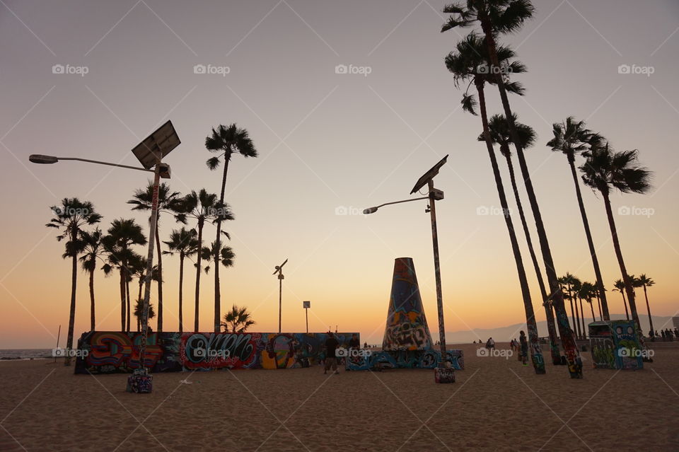 Sunset a venice beach, murales and palms