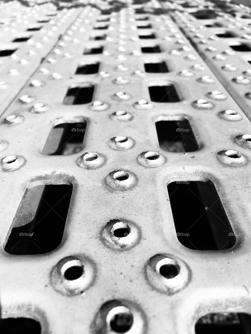 Shapes in metal on a Mac truck trailer en noir et blanc