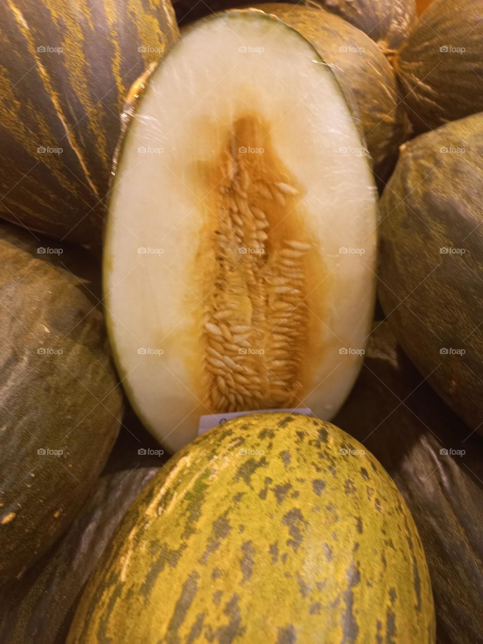 Melão do Papai Noel, conhecido como melão de Natal ou pele-de-sapo, é imã variedade originária da Espanha é o onde em forma, tem casca expressa e listrada de verde e polpainterna verde-clara a branca com sabor suave