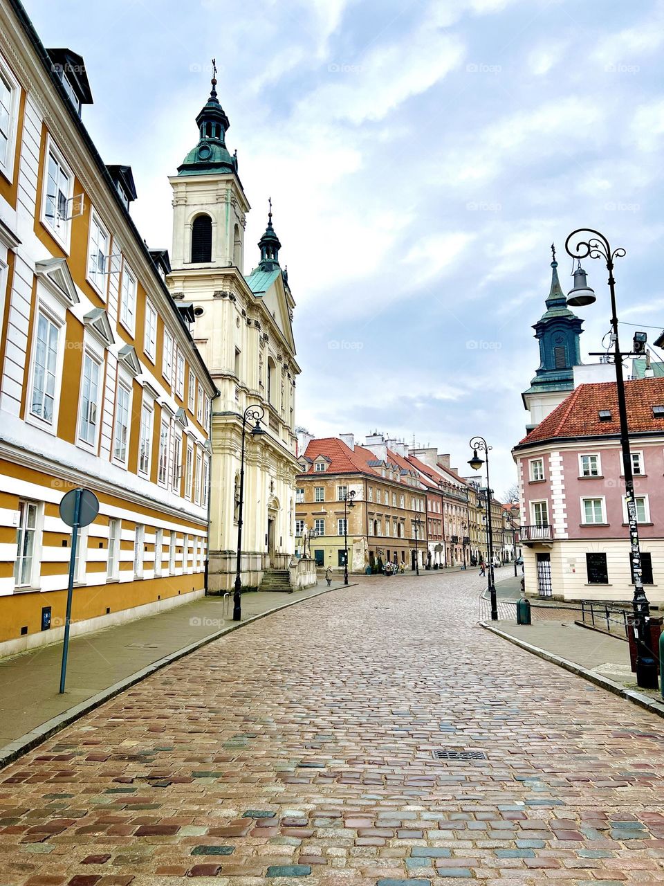 Старый город в Варшаве с мощеными улицами и средневековыми зданиями 