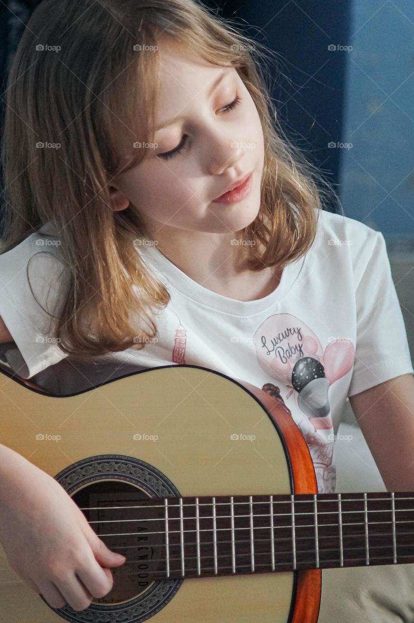 Littlle girl playning on gitar