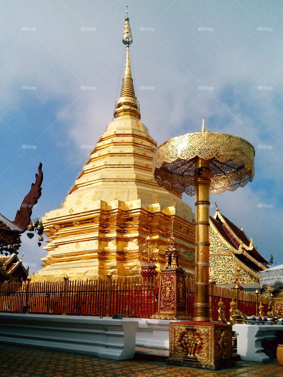 golden pagoda. wat phrathat doi suthep thailand