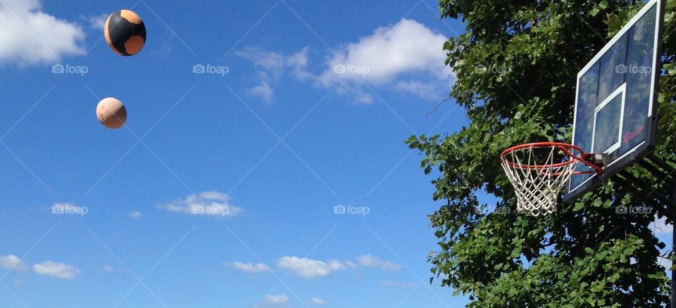 Flying basketballs 
