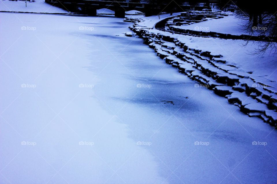 A walk along the lake in winter 