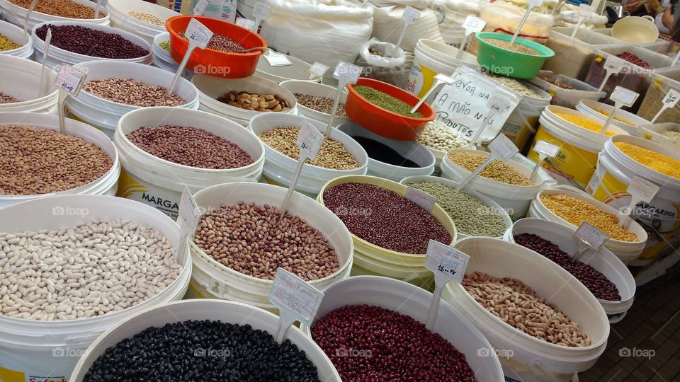 Baldes com grande variedade de cereais, grãos coloridos, tudo para uma boa alimentação.