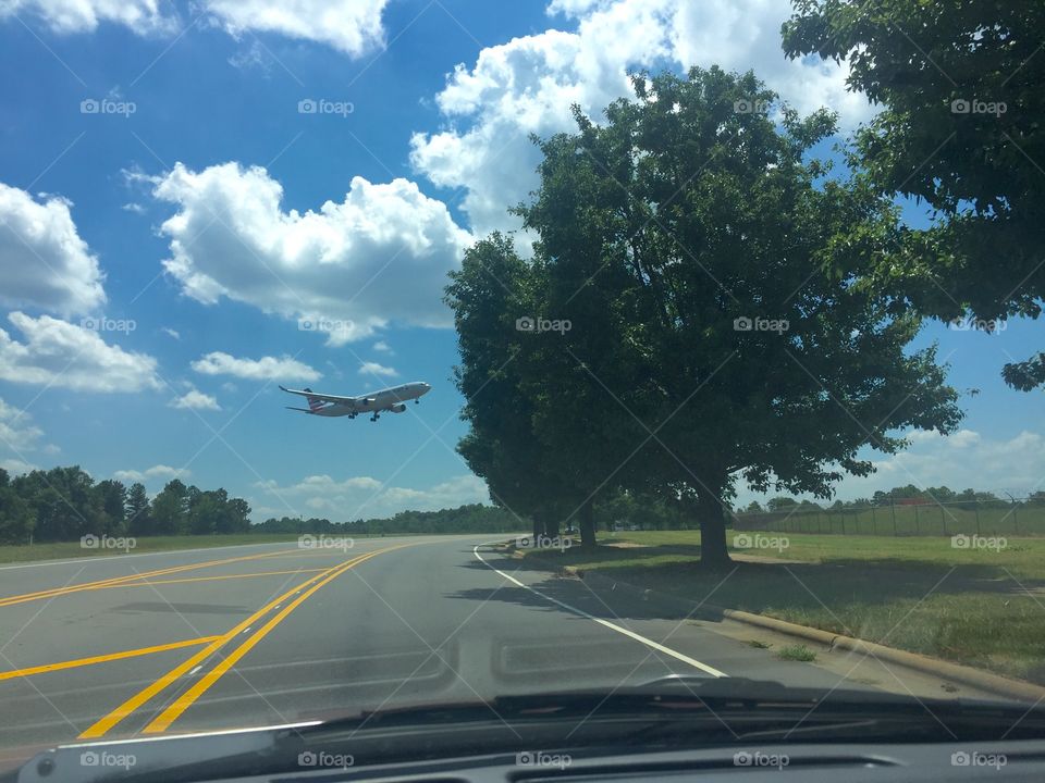 Big American plane low on approach