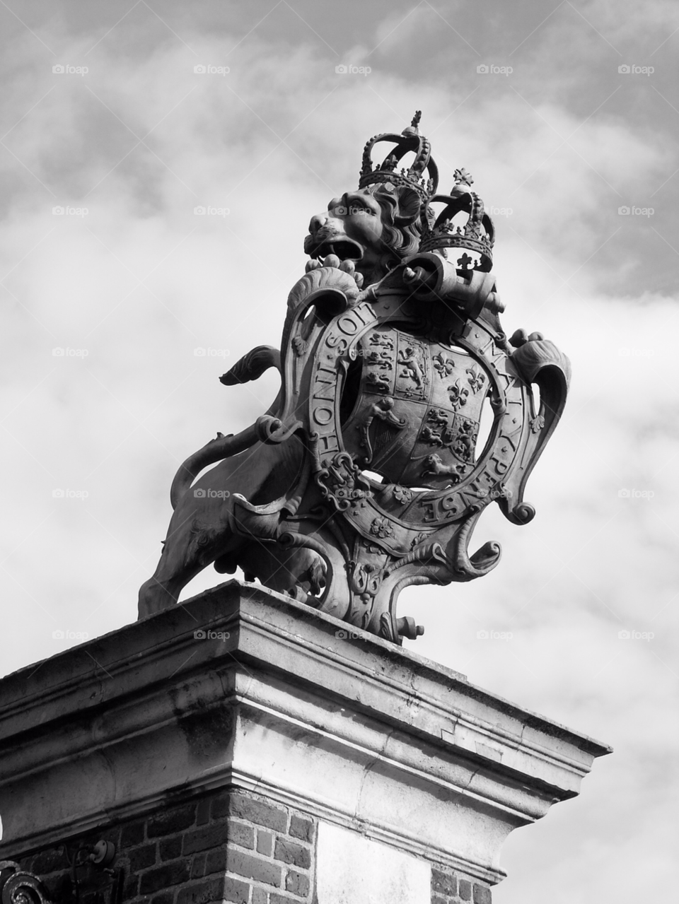 hampton court palace england statue great britain by apodiform