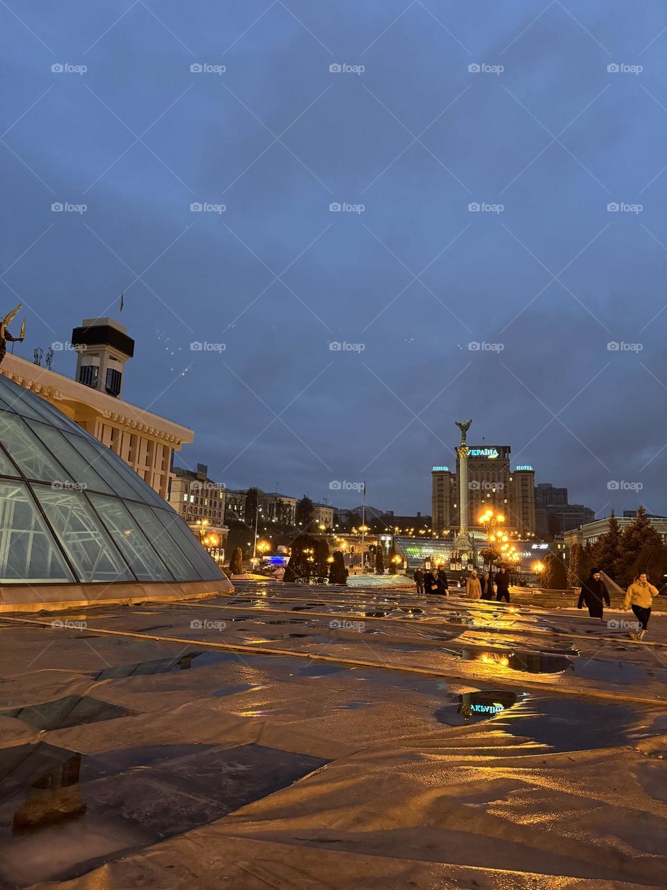 "Магия вечера на Майдане Независимости 
в Киеве. Ослепительные огни, живая атмосфера и невероятные виды делают это место незабываемым в любое время суток."