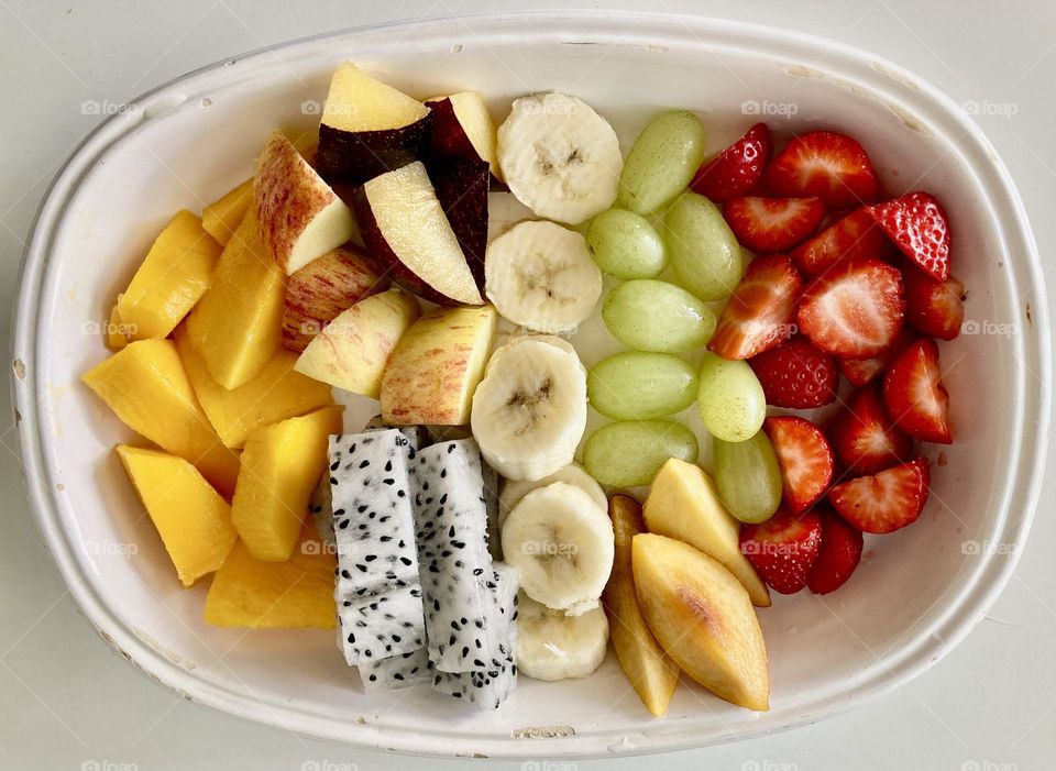 Hora das frutas deliciosas: manga, pitaia, maçã, ameixa, banana, uva, pêssego e morango. / Time for delicious fruits: mango, dragon fruit, apple, plum, banana, grape, peach and strawberry.