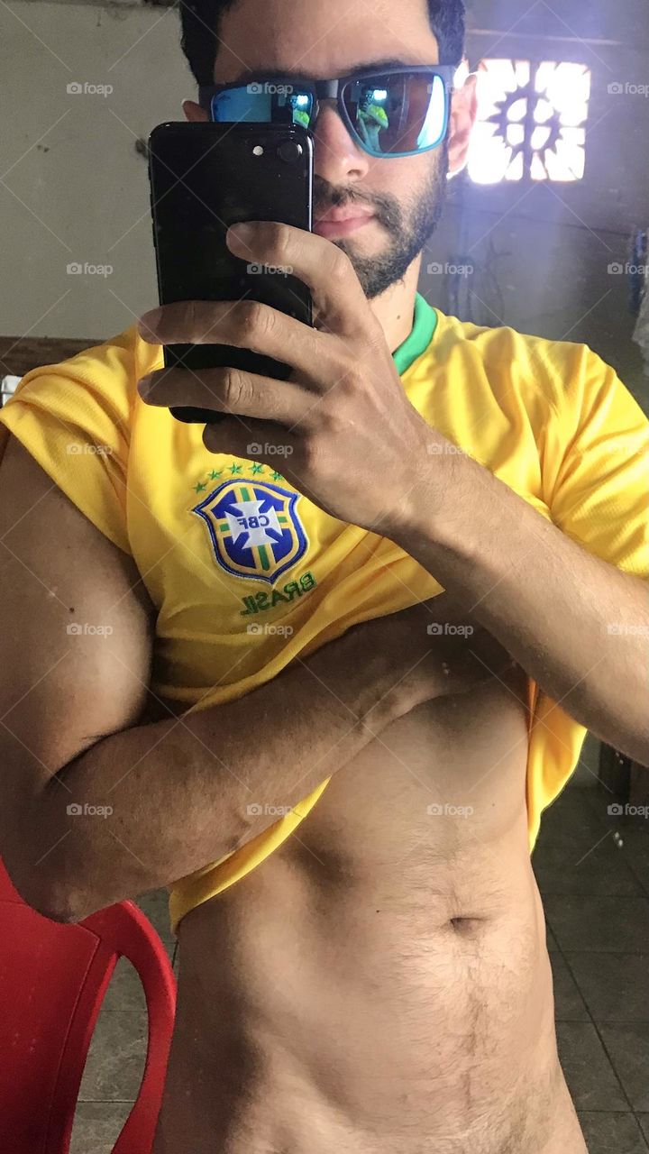 Brazilian with team shirt, fit abdomen