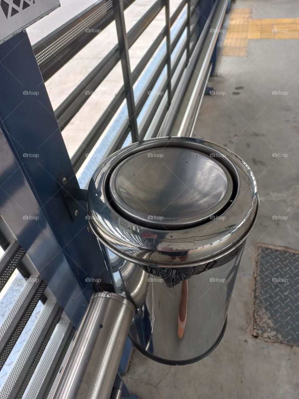 A   importância de cuidar bem do lixo. Quando jogado fora de  forma inadequada, o lixo pode contaminar o solo  e o ambiente em volta. Além disso, a reciclagem ajuda a reduzir os impactos  de aterros e lixões...