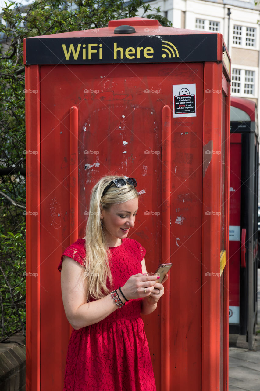 Happy fashionable woman with mobile phone