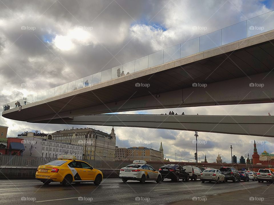 Moscow.  "Soaring Bridge".  Observation deck of the Zaryadye park.  View from the Moskvoretskaya embankment.  Red Square in the background, the Moscow Kremlin