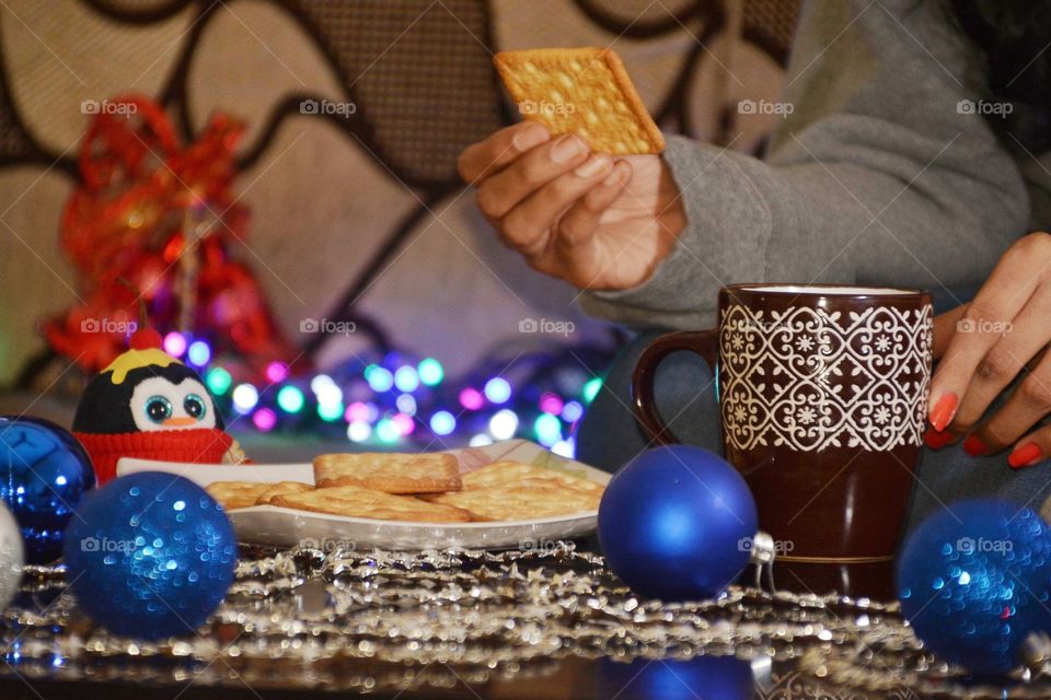 eating cookies with coffee
