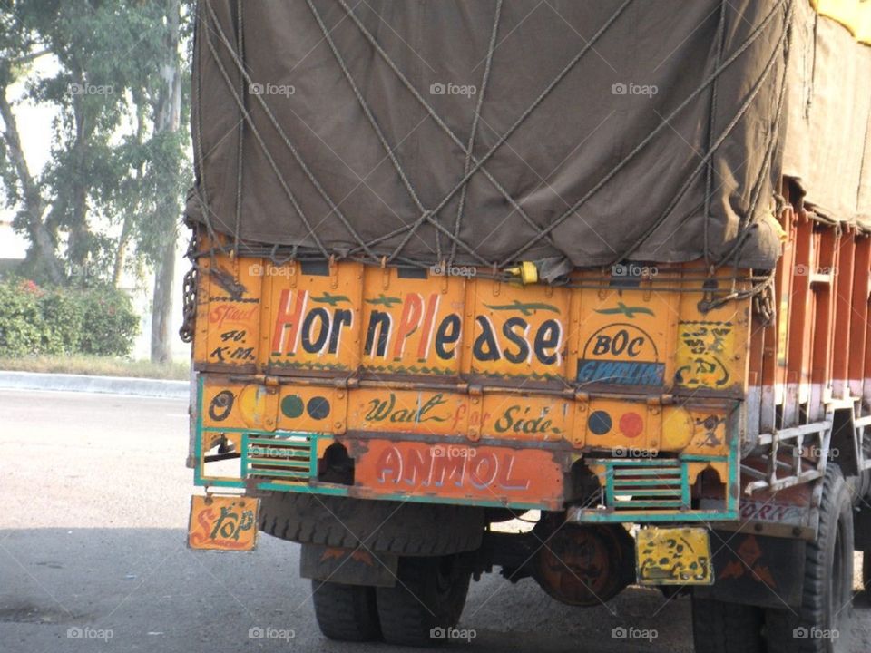 Truck and signalisation, India 
