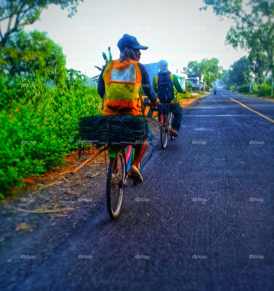 Berpergian menggunakan sepeda di jalan raya