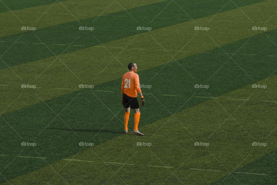 Soccer player on green stadium.