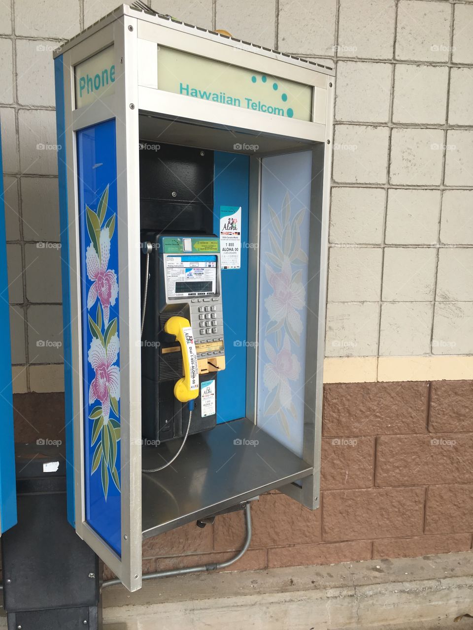 When in Maui, if you need to make a call and your cellphone is dead, use a pay phone. 