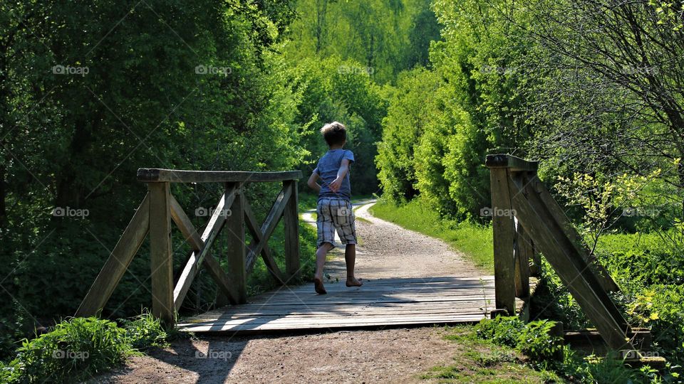 walk barefoot and play on the wooden bridge