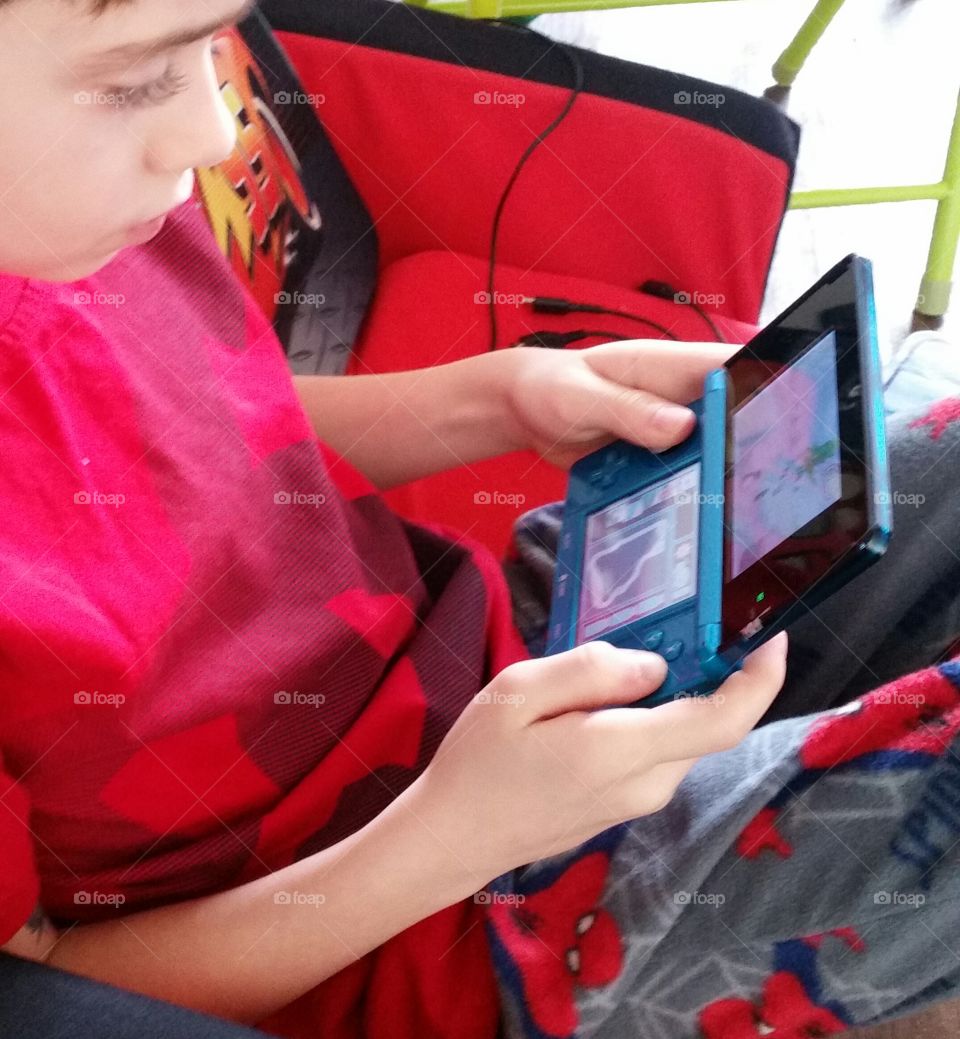 child playing 3DS
