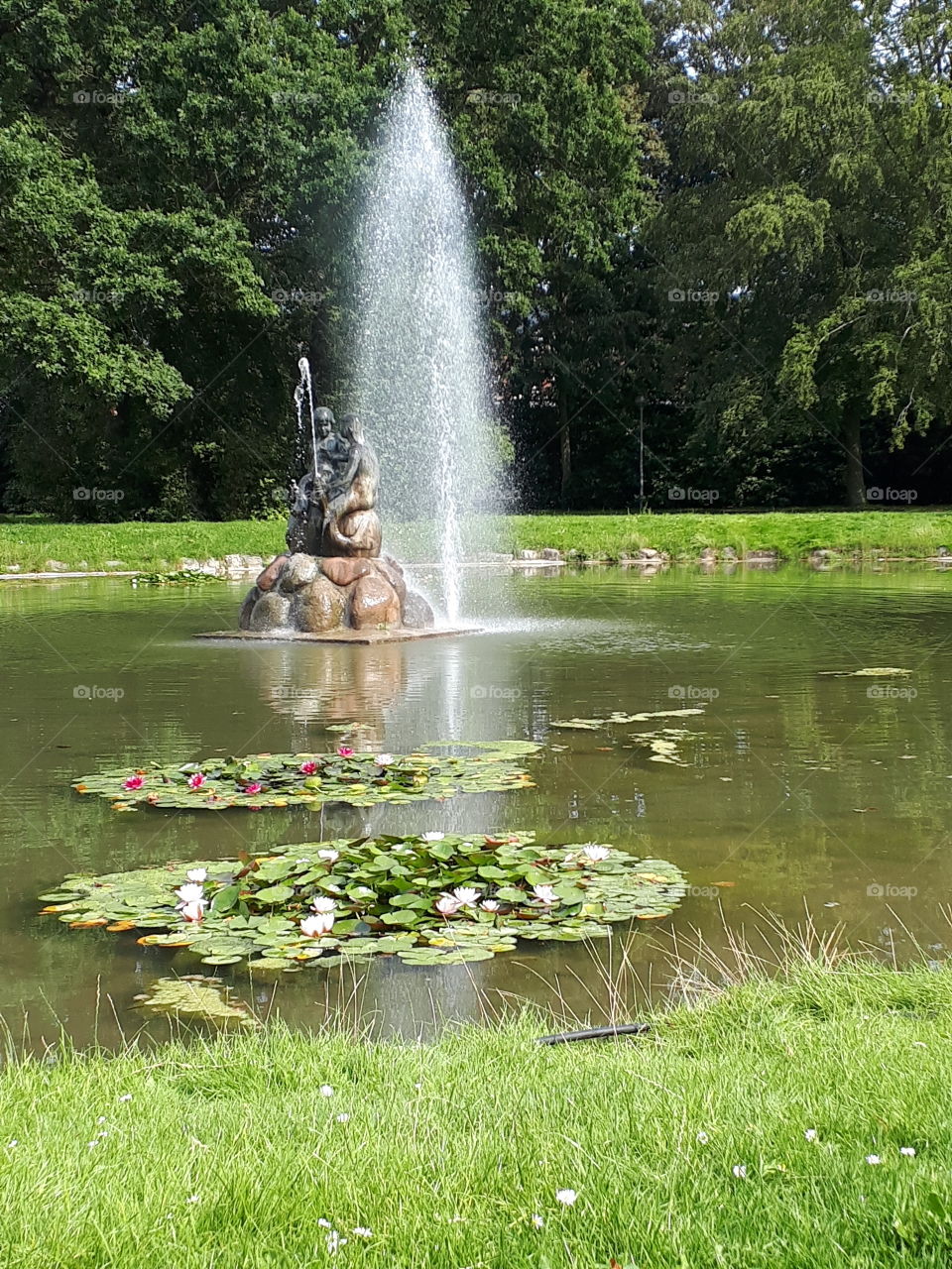 park - græs - træer - blomster - vand skulptur - vand - sø - landskab