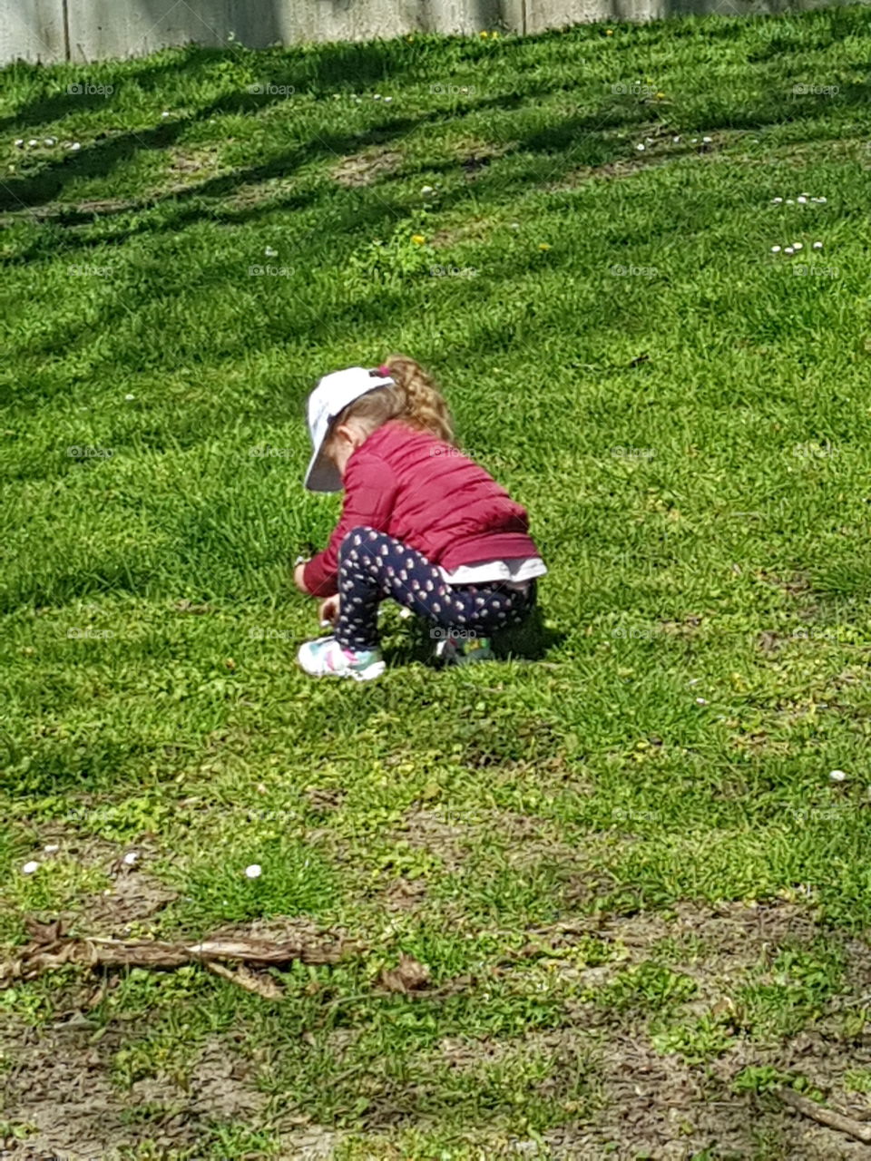 ma fille cueille des fleurs