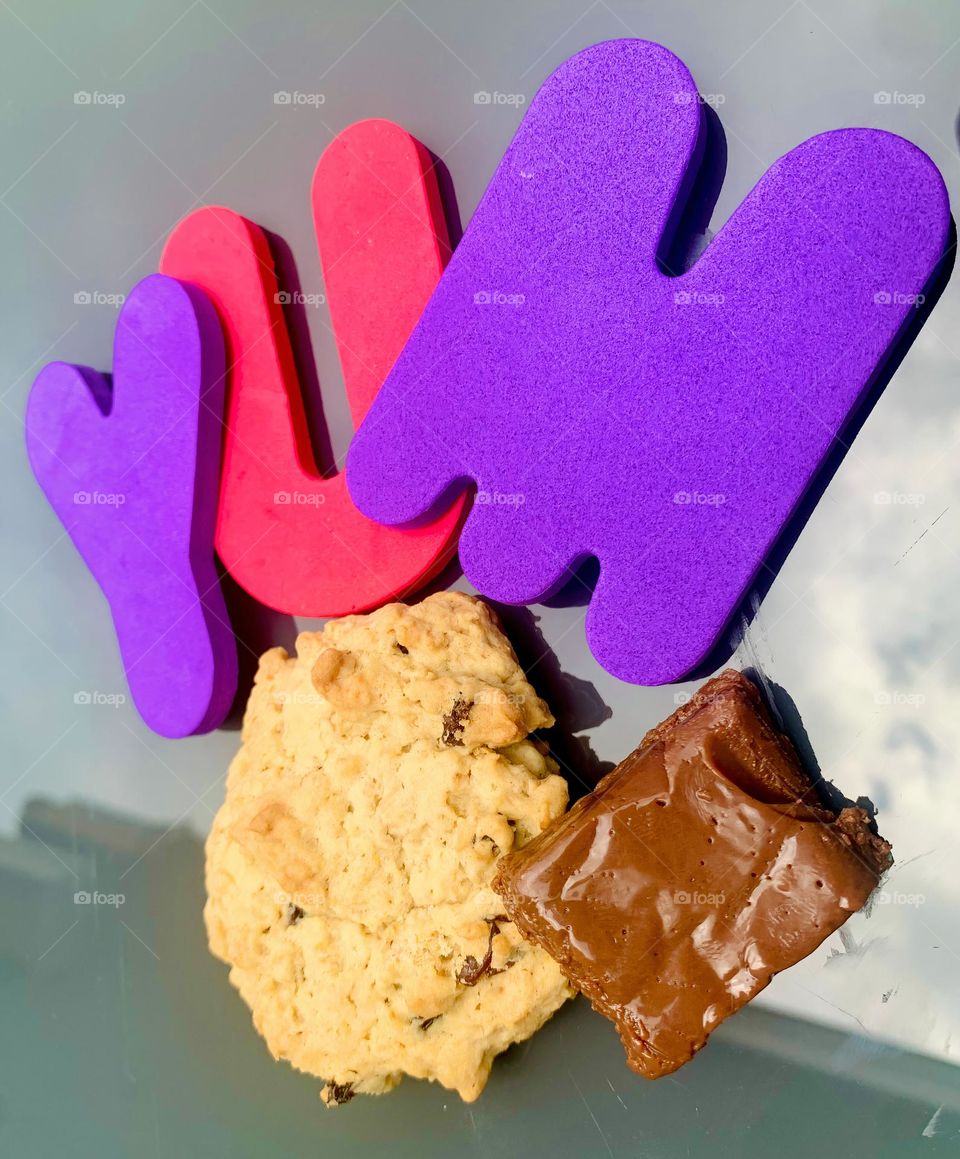 YUM Kids Lettering Word Picturing Delicious Desserts: A Cookie And A Fudge Square 