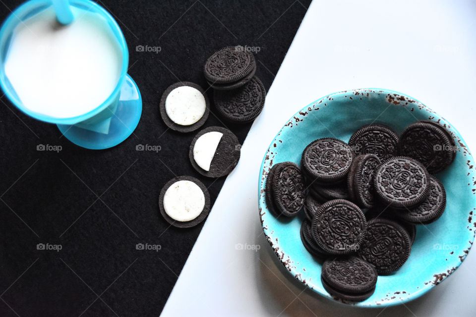 Oreo cookies and milk 