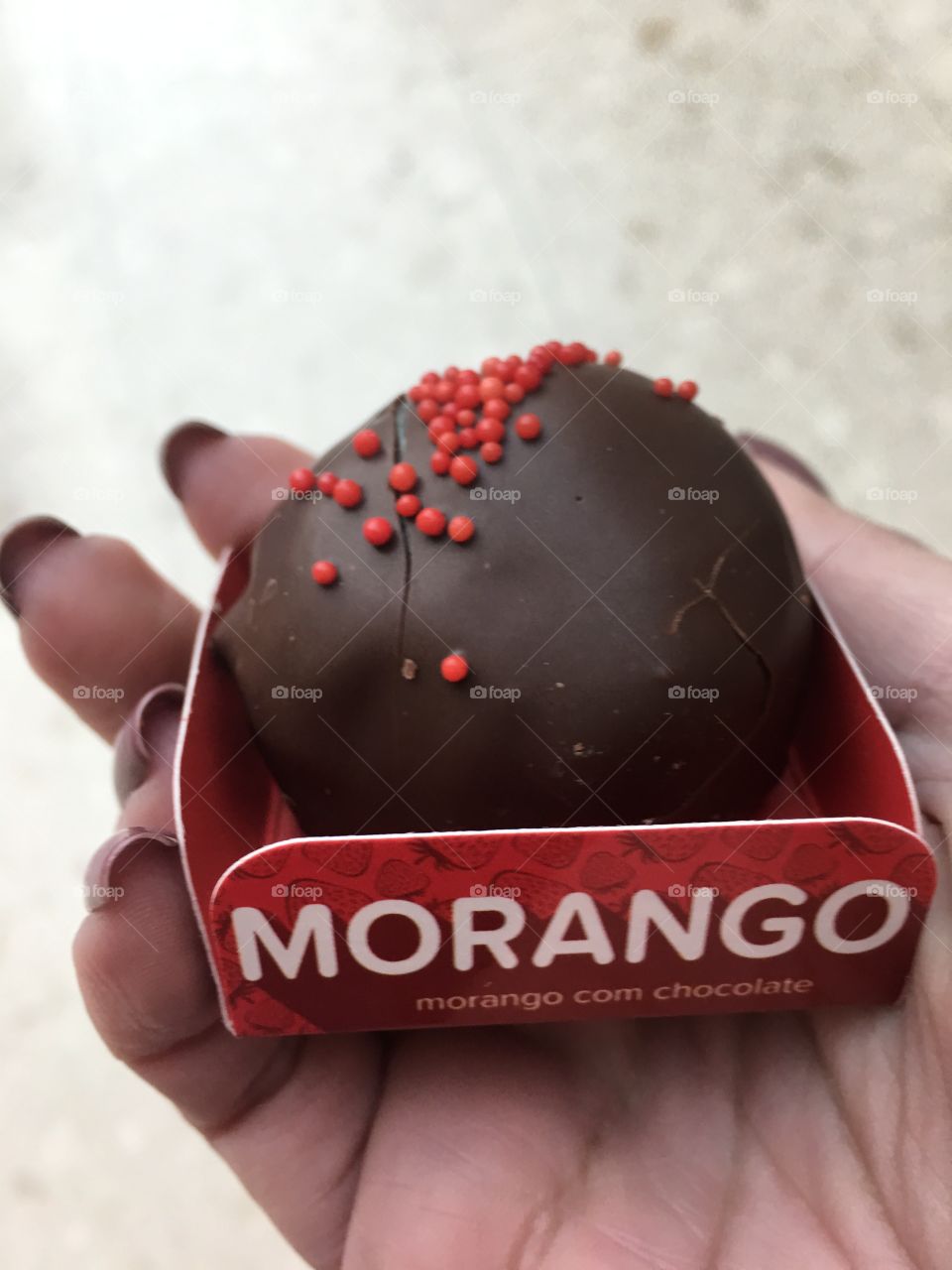 Bombom de morango com chocolate 