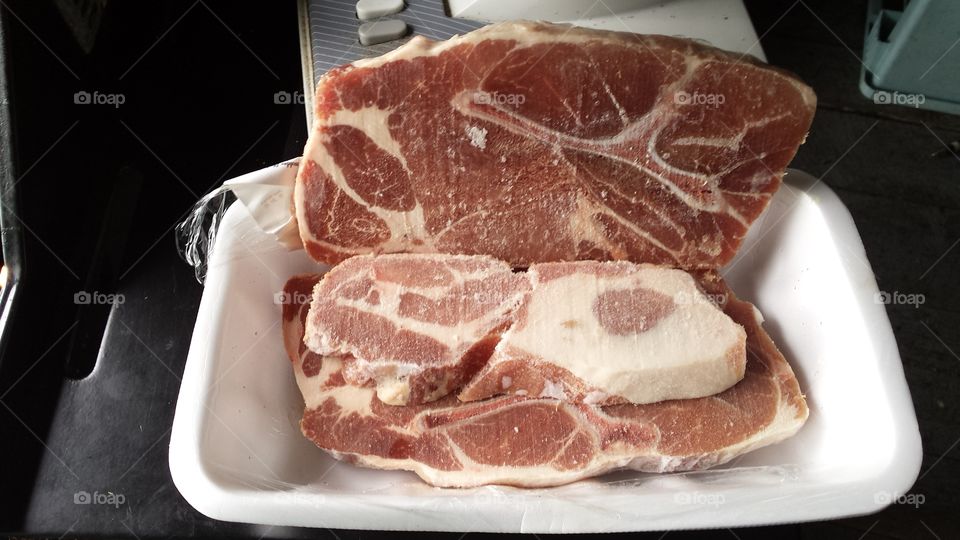 hiding the fatty evidence deceiving  customers for it to  look nice for sale and charged over priced..thought it was 3 decent pork chops  ..$ 6.73  Cnd dollars...