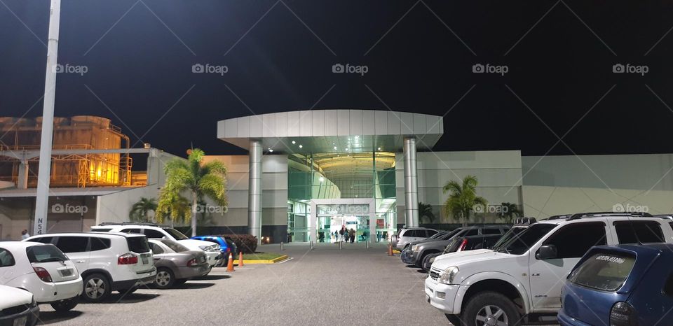 This is one of the entrances to Los Aviadores shopping center in Maracay, a large, extensive