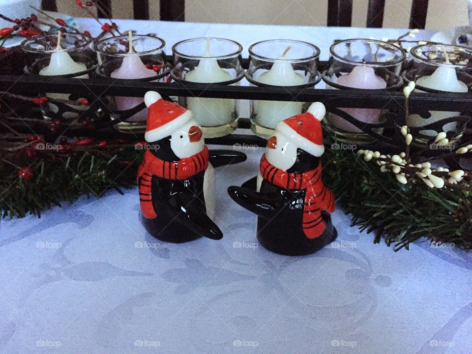 Hugging penguin salt n pepper shakers 