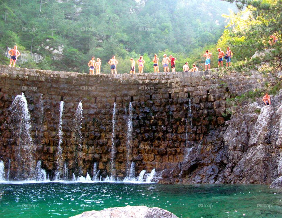 The brave backpackers finally find the first jump in the pool of clear and pure water at the Palar. Now they think about how to jump into the natural pool to dive without getting hurt.