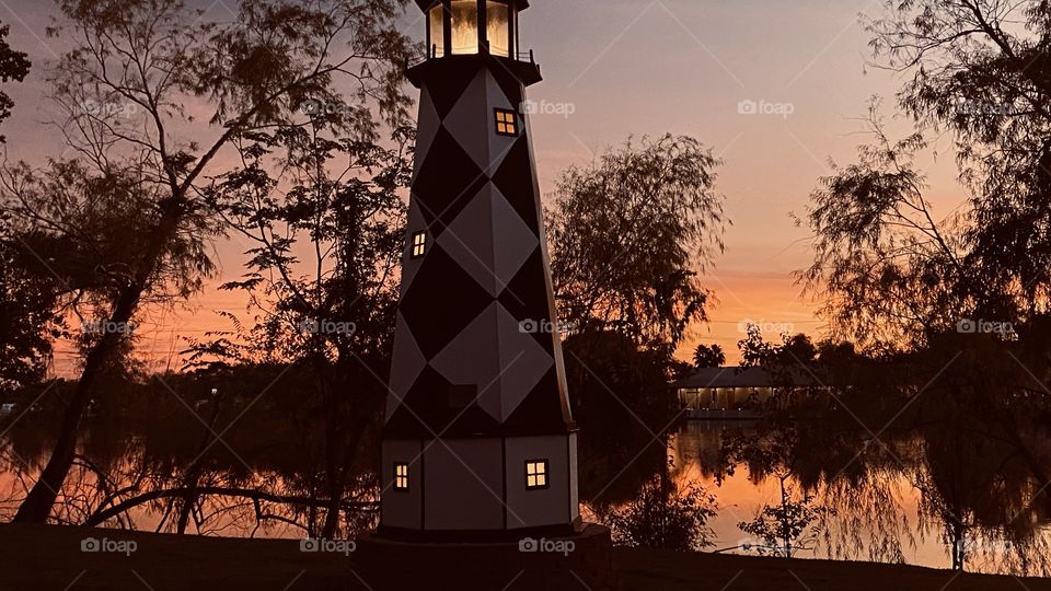 An earlier pic of the majestic lighthouse on the North Bank during the Twilight stage of Sunset cast an Array of evening Colours. 