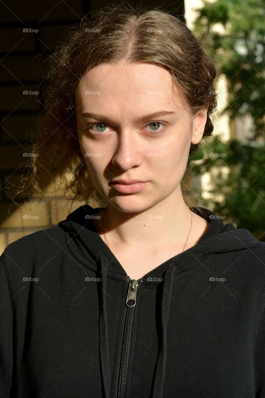 girl beautiful portrait close up in sunlight