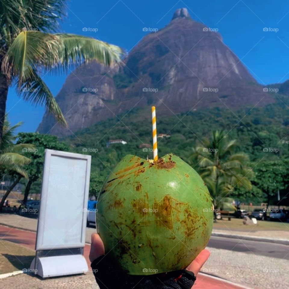 Pão de açúcar e uma água de coco