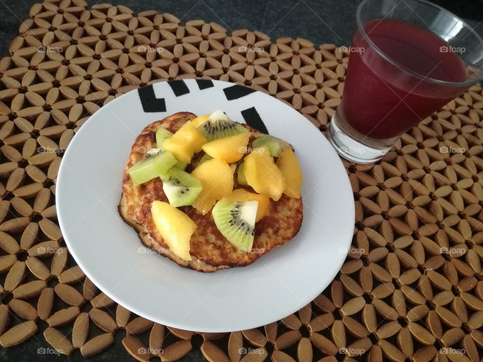 Banana pancake with kiwi and peach