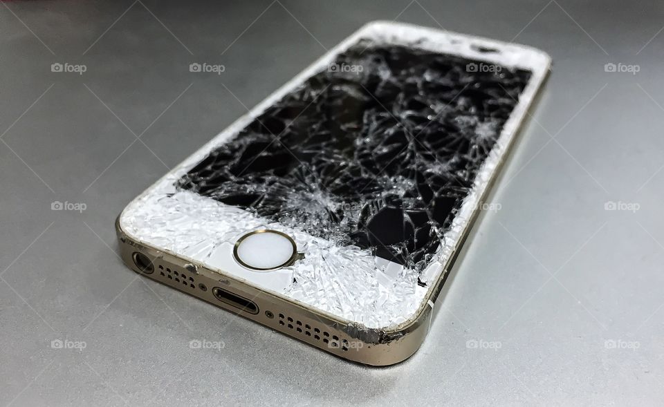 Broken Iphone. Broken Iphone 5s screen. This phone was broker by cars
