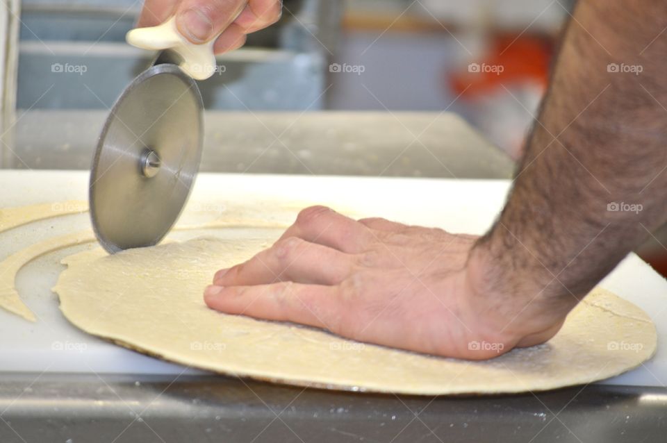 Pizza dough cutting