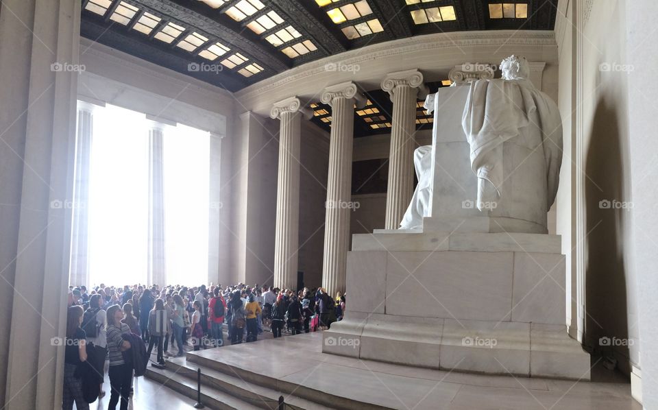 Crowds observing the Lincoln memorial 