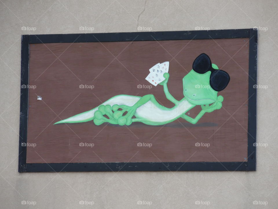 gieko cards 🎴. This is a picture of a lizard holding some playing cards. 👣 🚶 🏃 🔥 💨