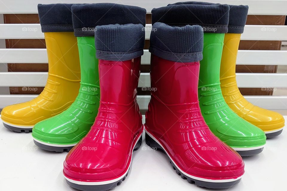 Let's go for a walk together! Three children are ready to walk in the rain!