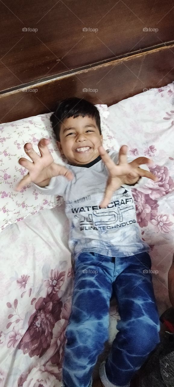 Dev Gujjar 🧛
Naughty Kid,
Laughing  🤗
Lovely childhood 😍